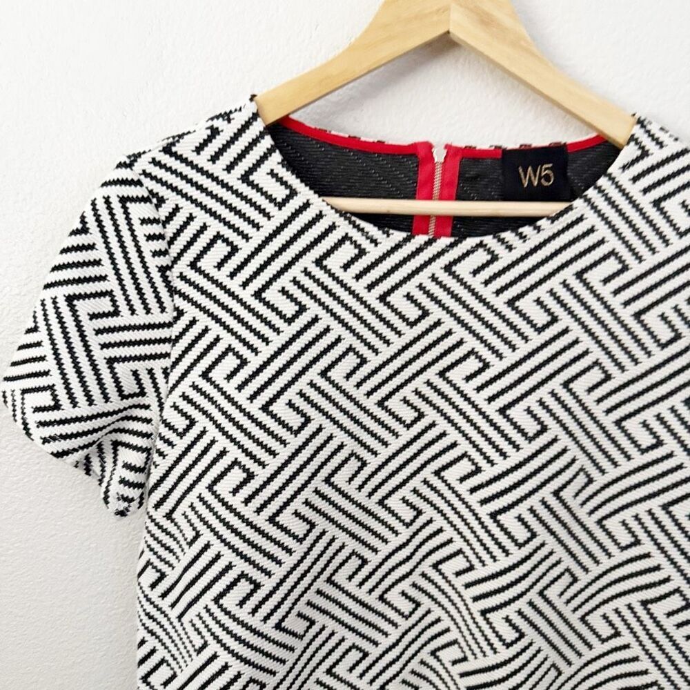 W5‎ ANTHROPOLOGIE | Black White Geometric Pattern Stretch Short Sleeve | Small